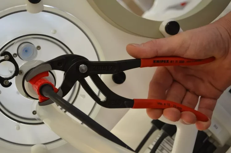 Szczypce do syfonów i złączy KNIPEX 81 11 250 – 250 mm