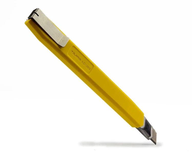 NÓŻ Z WYSUWANYM OSTRZEM ŁAMANYM 9 MM ŻÓŁTY TAJIMA LC303YB